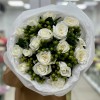 17 белых роз с гиперикумом